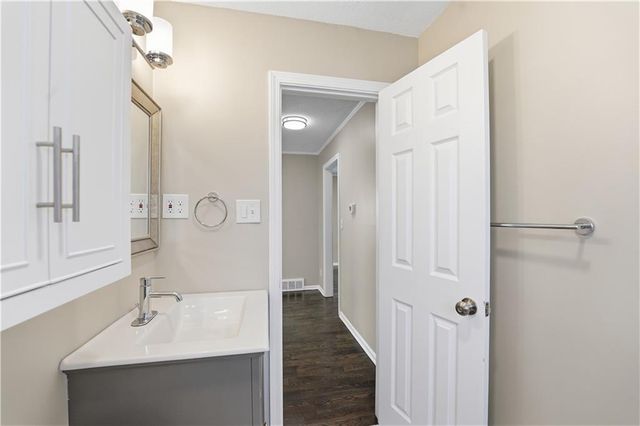 2512 W 77th Street, Prairie Village, KS 66208