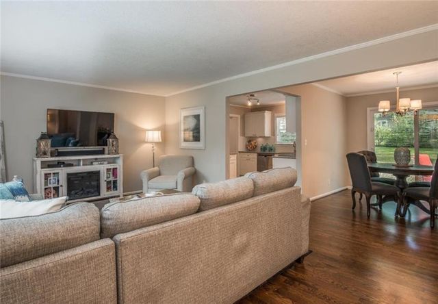 2512 W 77th Street, Prairie Village, KS 66208