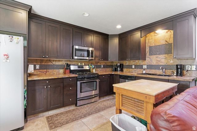 6237 W 4600 S, Hooper, UT 84315