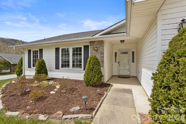 551 Woodfield Lane, Hendersonville, NC 28791