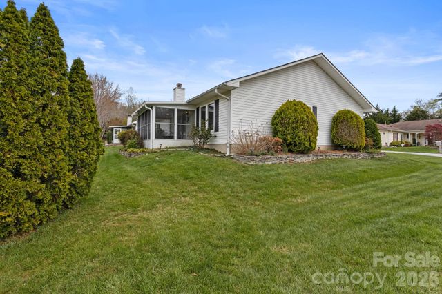 551 Woodfield Lane, Hendersonville, NC 28791