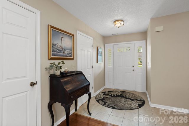 551 Woodfield Lane, Hendersonville, NC 28791