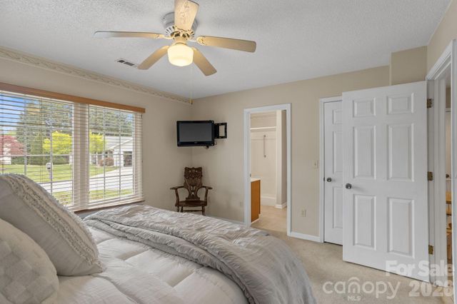 551 Woodfield Lane, Hendersonville, NC 28791