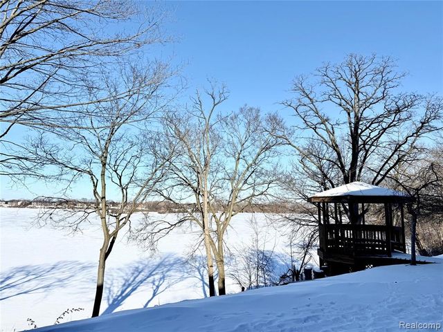 9633 Harbour Cove Court, Ypsilanti, MI 48197