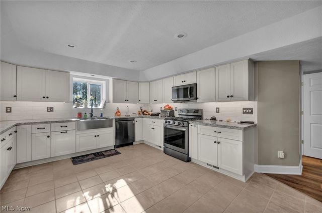 8689 Stearns Road, Olmsted Twp, OH 44138