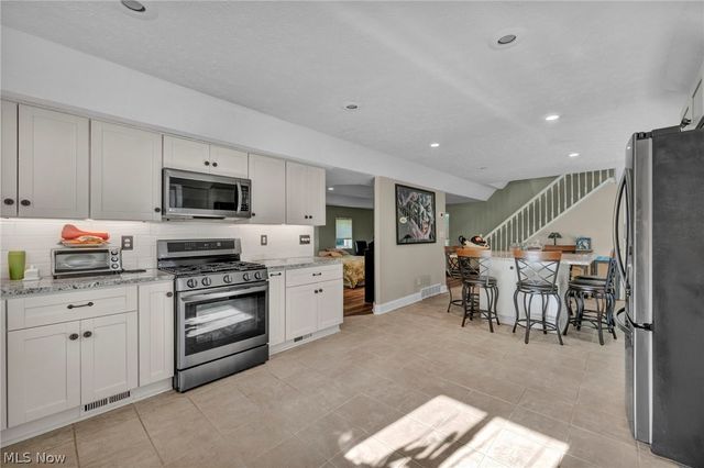 8689 Stearns Road, Olmsted Twp, OH 44138