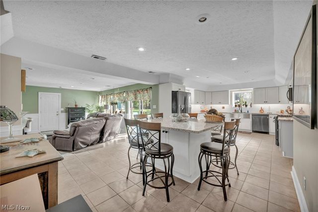 8689 Stearns Road, Olmsted Twp, OH 44138