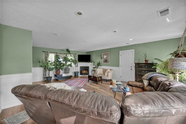 8689 Stearns Road, Olmsted Twp, OH 44138