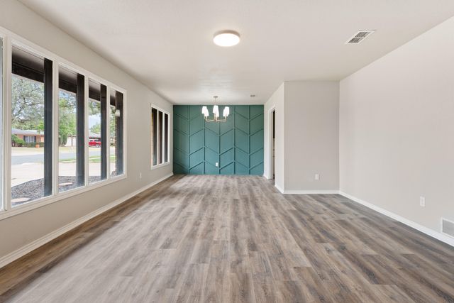 7902 Lynnhaven Avenue, Lubbock, TX 79423