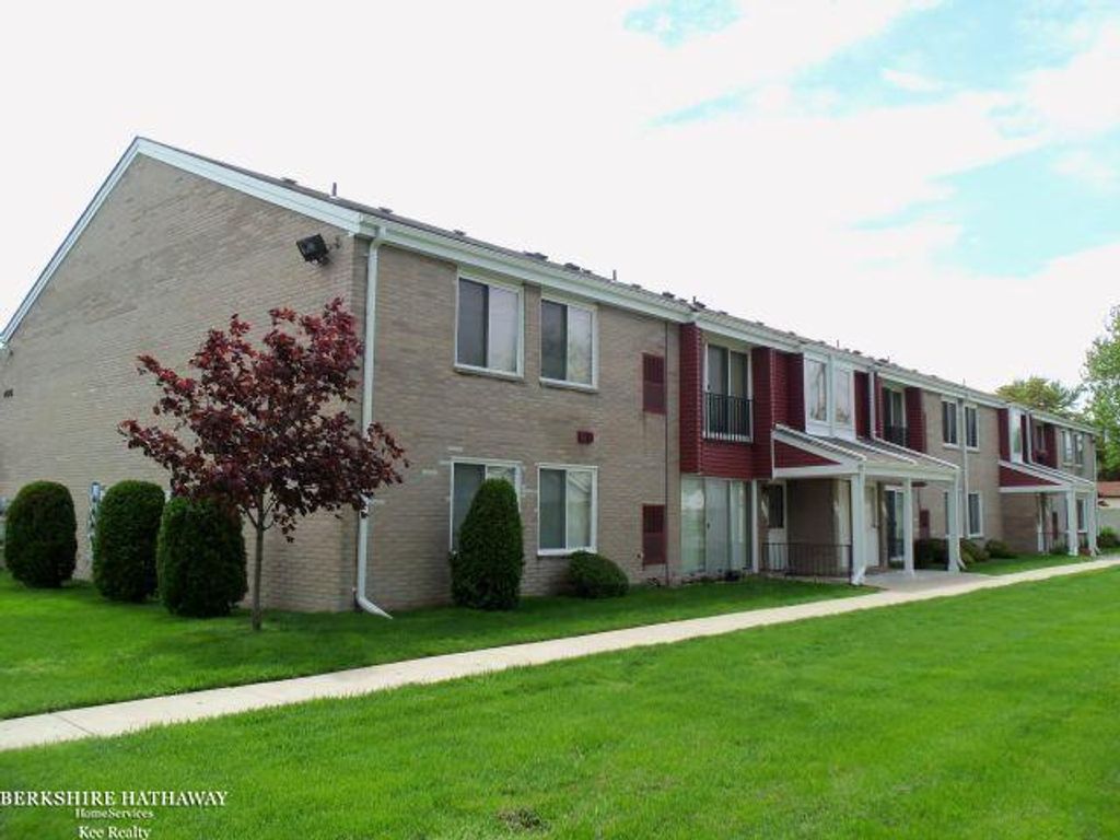 409 Sunset Lane, St Clair Shores, MI 48082
