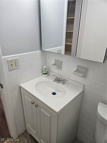 25600 Country Club Boulevard 12, North Olmsted, OH 44070