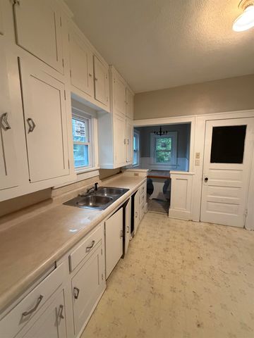 1915 S TOPEKA AVENUE, Wichita, KS 67211