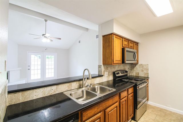 1611 Pecan Hollow Street, Pearland, TX 77581