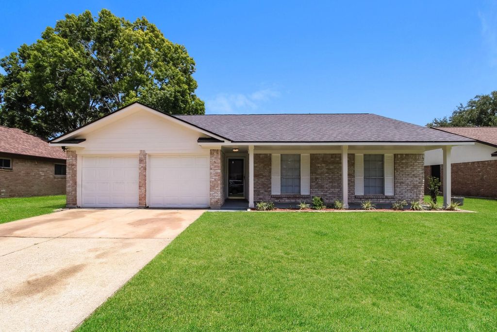 1611 Pecan Hollow Street, Pearland, TX 77581