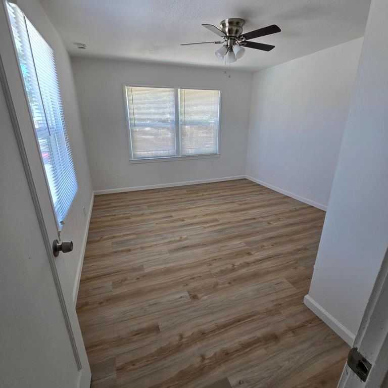 Image 13 of property listing at 322 E Kearney Boulevard, Fresno, CA 93706