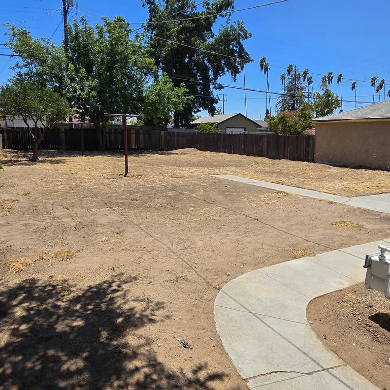 Image 16 of property listing at 322 E Kearney Boulevard, Fresno, CA 93706