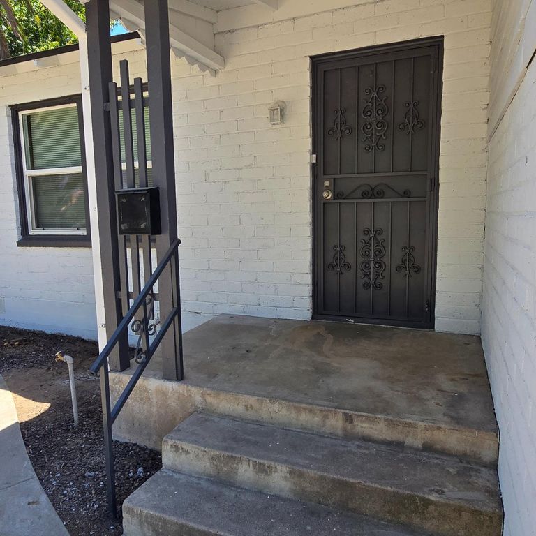 Image 3 of property listing at 322 E Kearney Boulevard, Fresno, CA 93706