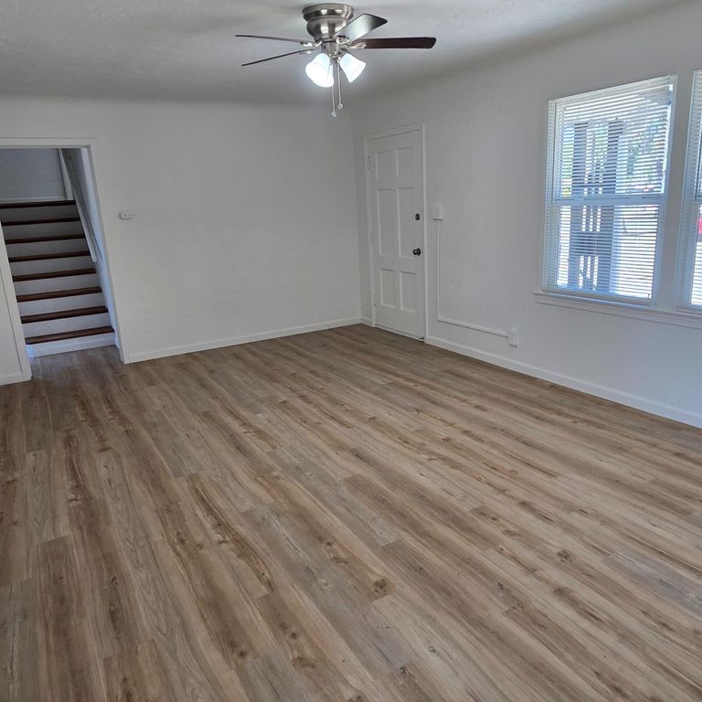 Image 4 of property listing at 322 E Kearney Boulevard, Fresno, CA 93706