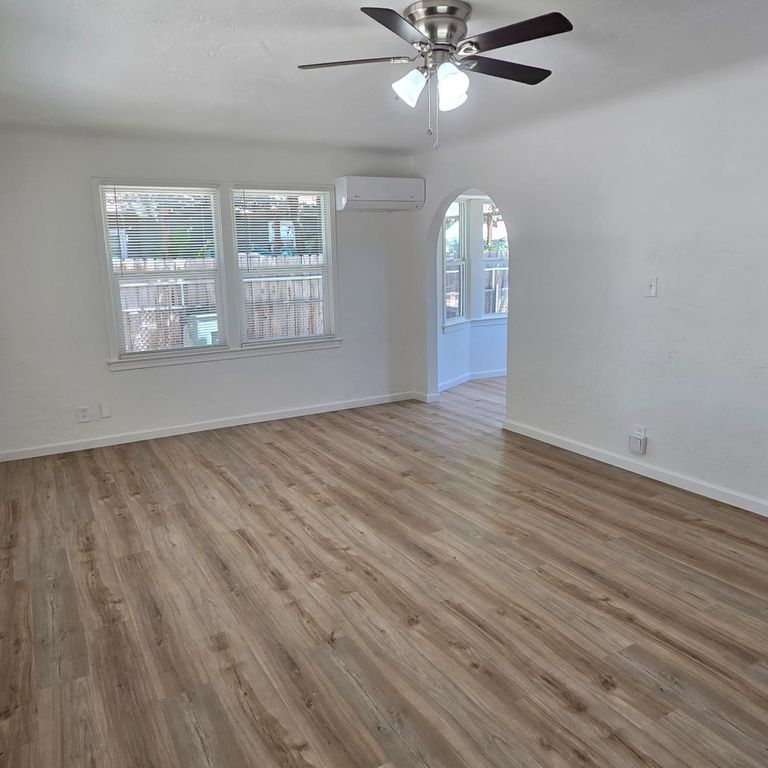 Image 5 of property listing at 322 E Kearney Boulevard, Fresno, CA 93706