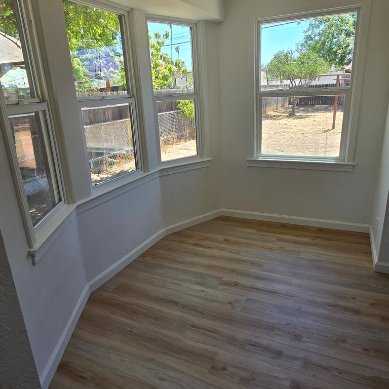 Image 6 of property listing at 322 E Kearney Boulevard, Fresno, CA 93706