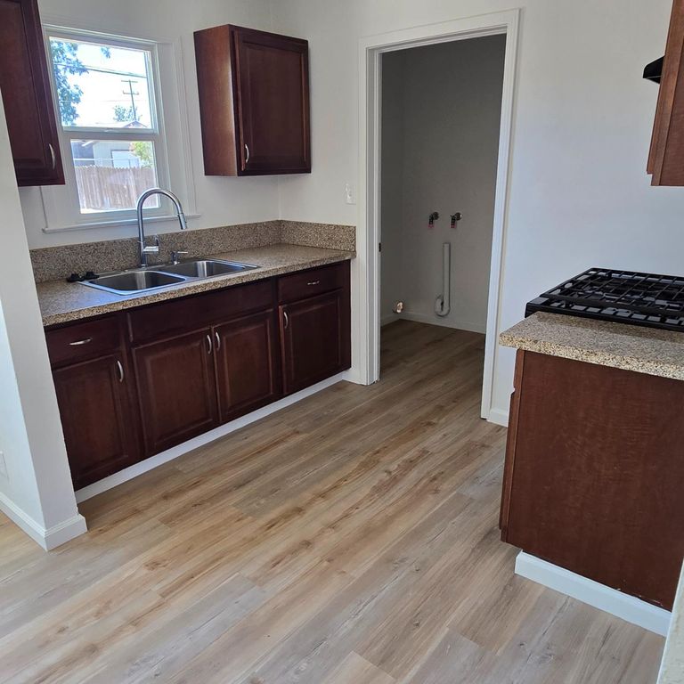 Image 7 of property listing at 322 E Kearney Boulevard, Fresno, CA 93706