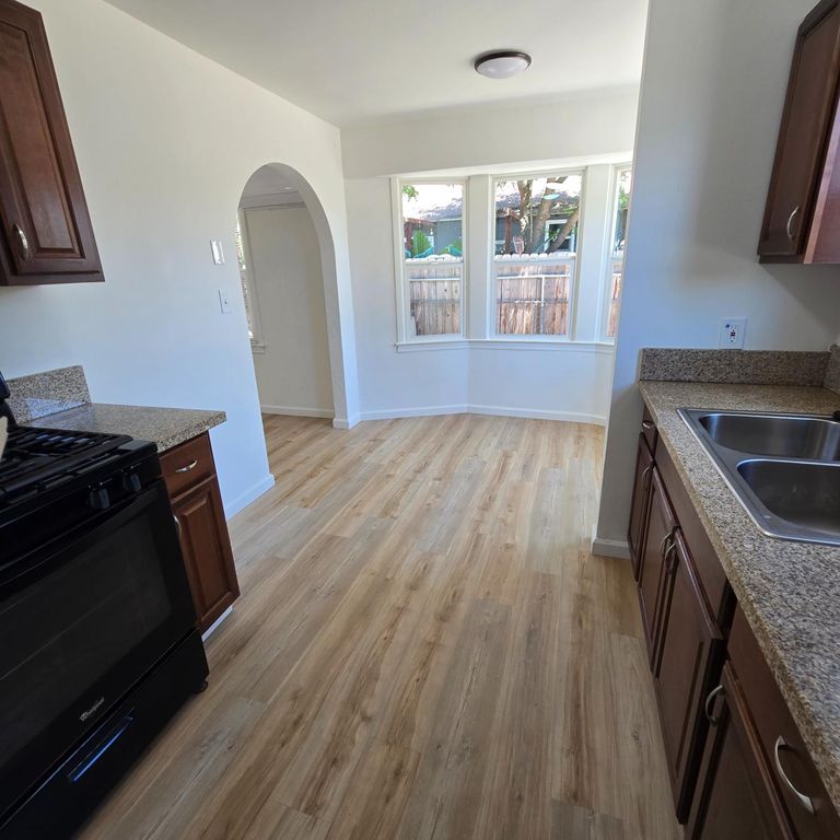 Image 8 of property listing at 322 E Kearney Boulevard, Fresno, CA 93706