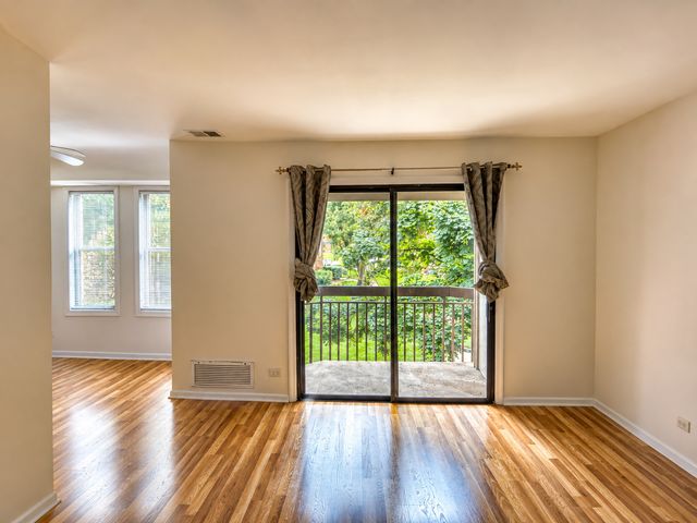 2208 Country Club Drive 26, Woodridge, IL 60517