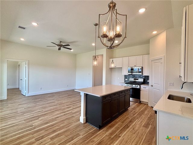 318 Cardinal Dr, Port Lavaca, TX 77979