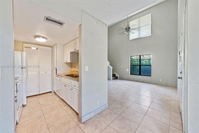 4092 N Pine Island Rd 206, Sunrise, FL 33351