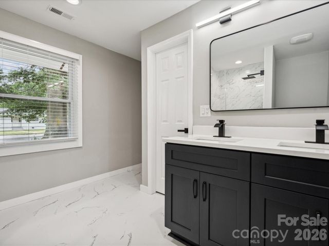 2000 Tyvola Road, Charlotte, NC 28210