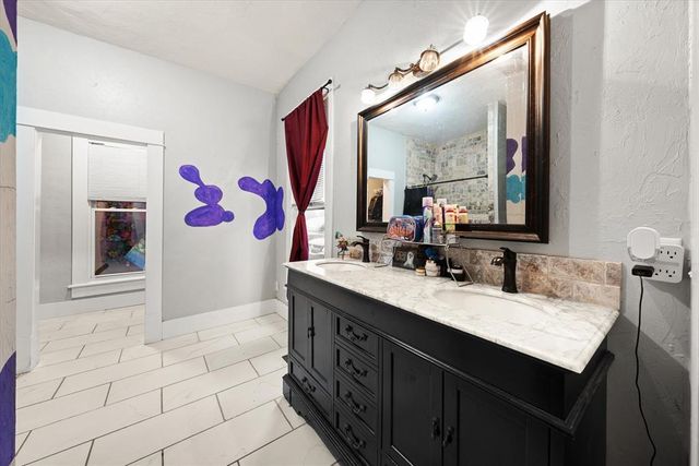 1005 E Noble Avenue, Guthrie, OK 73044