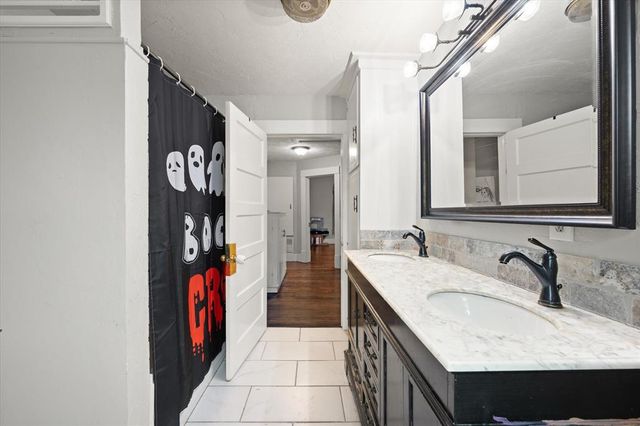 1005 E Noble Avenue, Guthrie, OK 73044