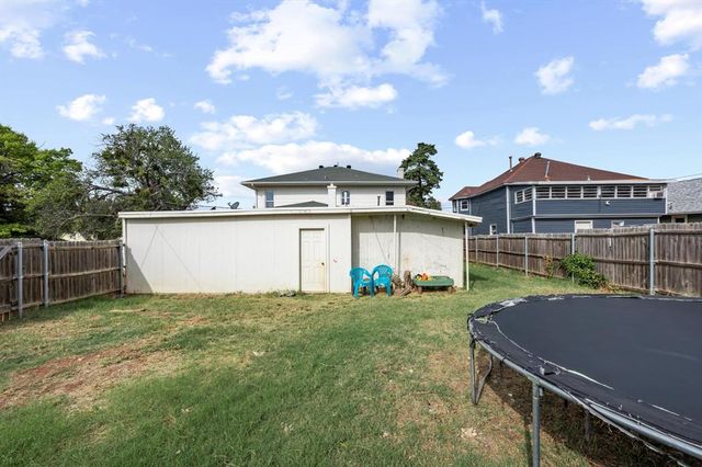 1005 E Noble Avenue, Guthrie, OK 73044