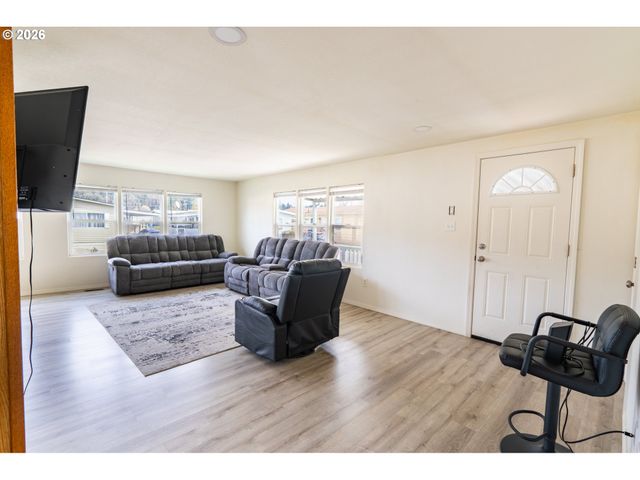 13900 Se HIGHWAY 212 186, Clackamas, OR 97015