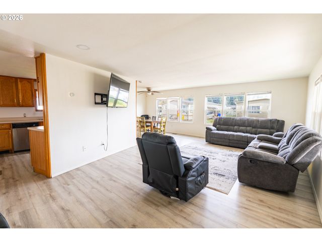 13900 Se HIGHWAY 212 186, Clackamas, OR 97015