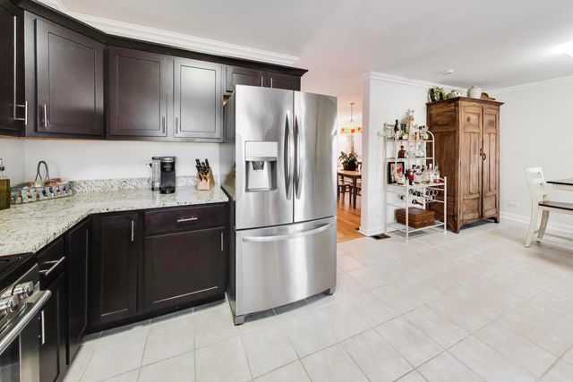 1037 Wheaton Oaks Drive, Wheaton, IL 60187