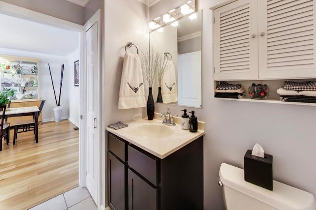 1037 Wheaton Oaks Drive, Wheaton, IL 60187