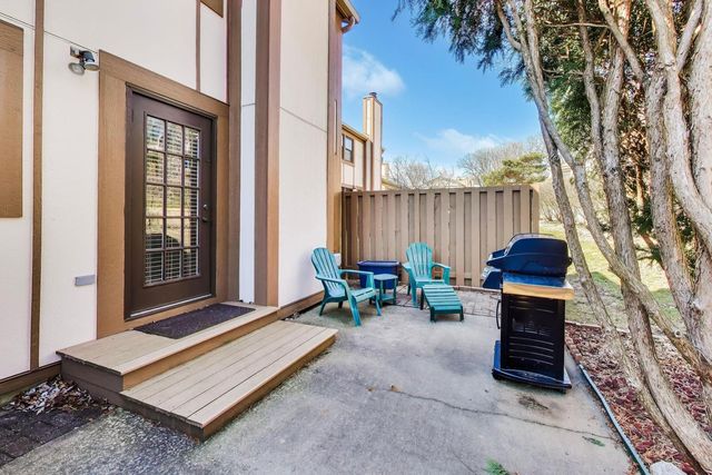 1037 Wheaton Oaks Drive, Wheaton, IL 60187