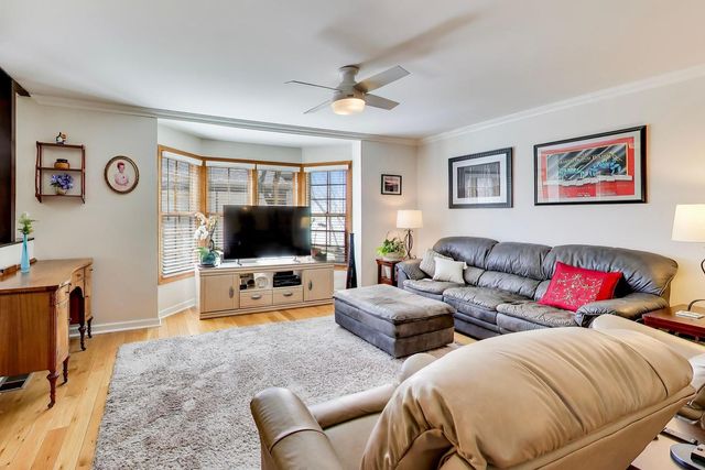 1037 Wheaton Oaks Drive, Wheaton, IL 60187