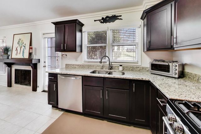 1037 Wheaton Oaks Drive, Wheaton, IL 60187