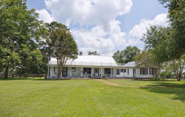 1325 Stalmach Road, New Ulm, TX 78950