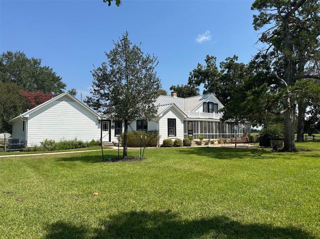1325 Stalmach Road, New Ulm, TX 78950