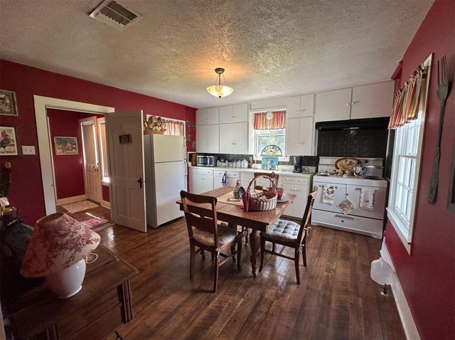 1325 Stalmach Road, New Ulm, TX 78950