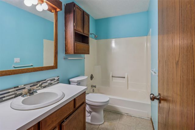 2220 E Rose Avenue, Des Moines, IA 50320