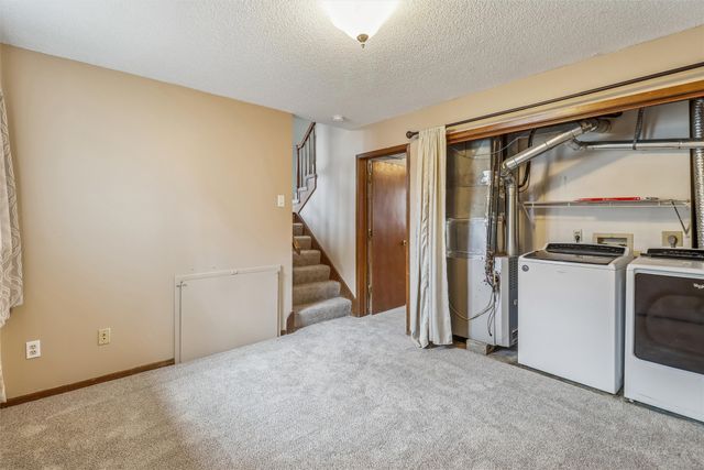 2220 E Rose Avenue, Des Moines, IA 50320