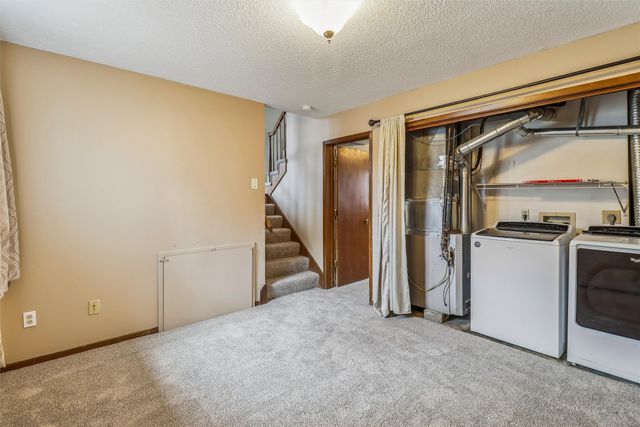 2220 E Rose Avenue, Des Moines, IA 50320