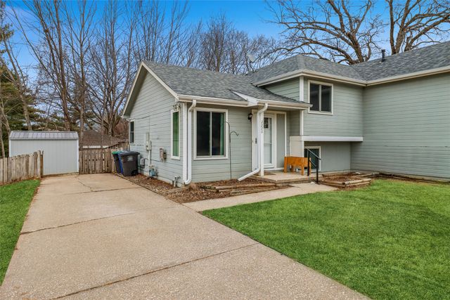 2220 E Rose Avenue, Des Moines, IA 50320