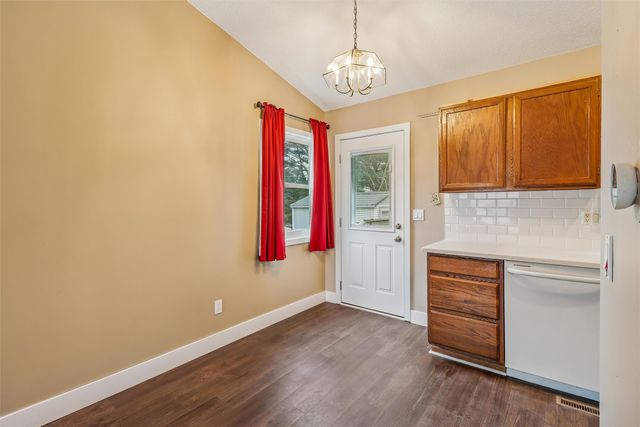 2220 E Rose Avenue, Des Moines, IA 50320