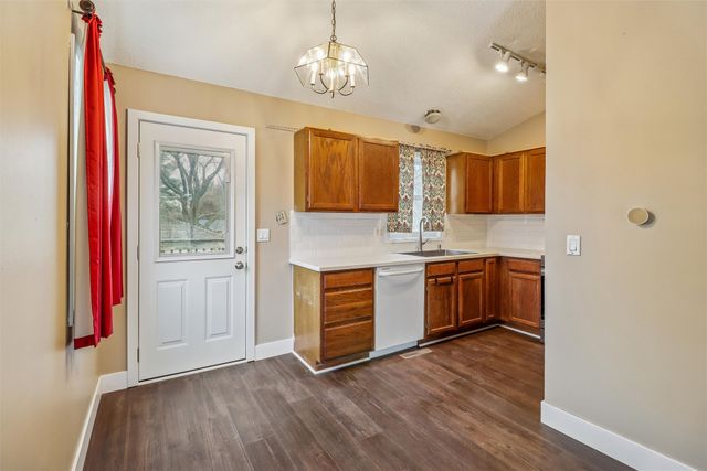 2220 E Rose Avenue, Des Moines, IA 50320