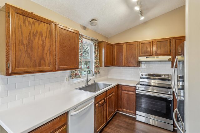 2220 E Rose Avenue, Des Moines, IA 50320